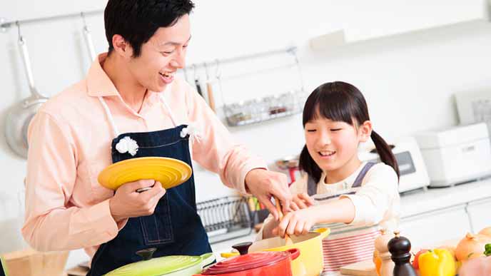 台所で調理する父親