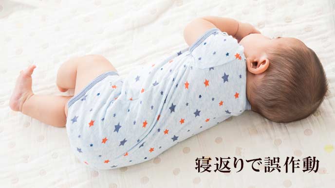 寝返りする赤ちゃん