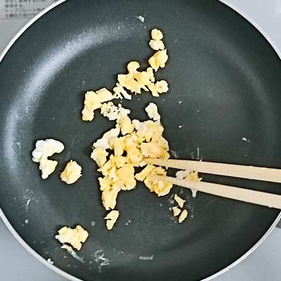 フライパンで炒められてそぼろ状になった卵