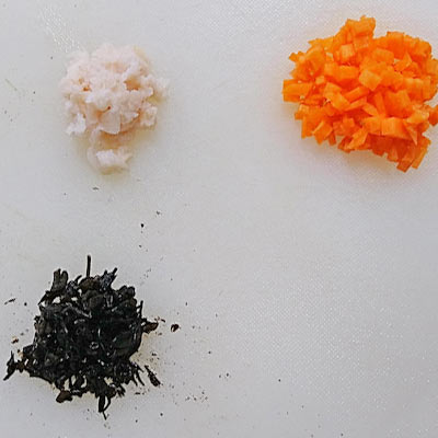 まな板の上のひじきと人参のみじん切りと鶏ひき肉