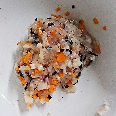 ボウルの中にある鶏ひき肉・れんこん・ひじき・にんじんが混ざったハンバーグのタネ