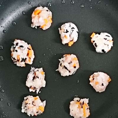 フライパンで焼かれる一口大に成形したハンバーグのタネ