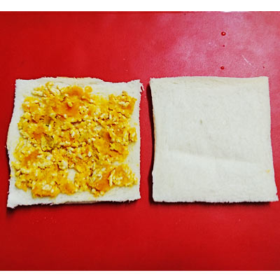 食パンに塗られたヨーグルト入りかぼちゃと鶏ひき肉