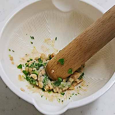 すり鉢で混ぜ合わせたオクラとひきわり納豆