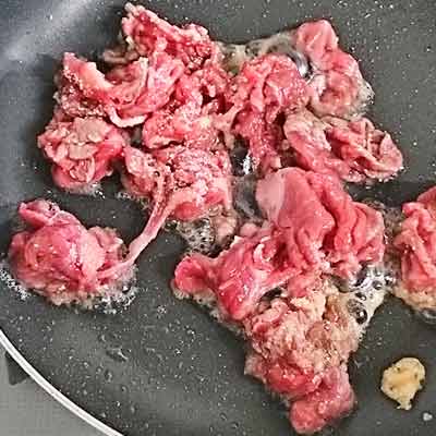 フライパンで炒められる牛肉