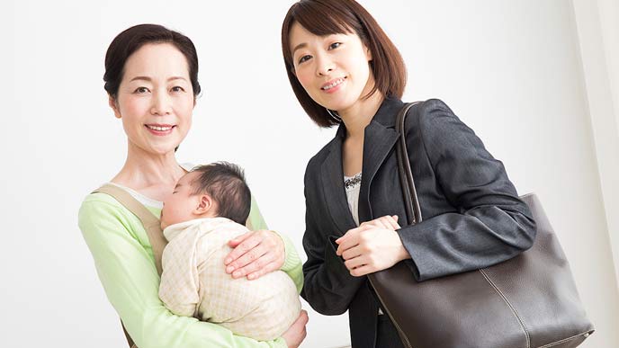 家事代行に赤ちゃんを託す母親