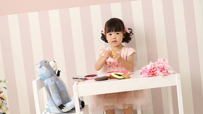 ごっこ遊びする女の子