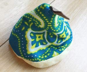 青と黄色と白の生地で手作りされたおしっこキャップ