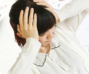 頭を抱える女性